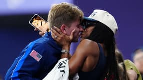 Champion paralympique sur 400m, Hunter Woodhall embrasse sa femme Tara Davis-Woodhall, championne olympique du saut en longueur, 6 septembre 2024