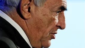 Le suspense entretenu par Dominique Strauss-Kahn agace bon nombre de socialistes, qui fourbissent leurs armes en attendant son éventuelle candidature présidentielle, et nourrit les attaques de la droite. Distillant savamment sa parole tout au long de son