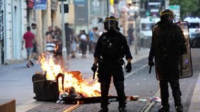 Des policiers font face à des émeutiers à Marseille après la mort de Nahel.