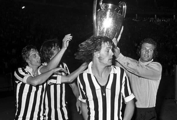 Heinz Stuy (à droite) célèbre la victoire de l'Ajax en finale de la C1 en 1973 avec Johan Cruyff (à gauche) et Johnny Rep