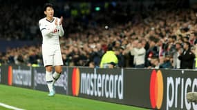 Heung-Min Son salue les supporters