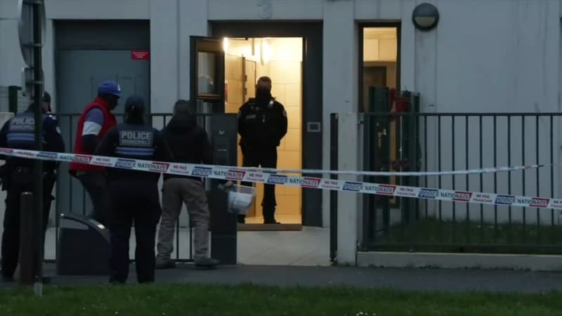 Des policiers devant l'immeuble de Meaux dans lequel s'est déroulé le quintuple homicide, le 26 décembre 2023