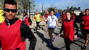 Une porteuse de la flamme olympique lors d'un test à Nogent-sur-Seine, le 22 mars 2024