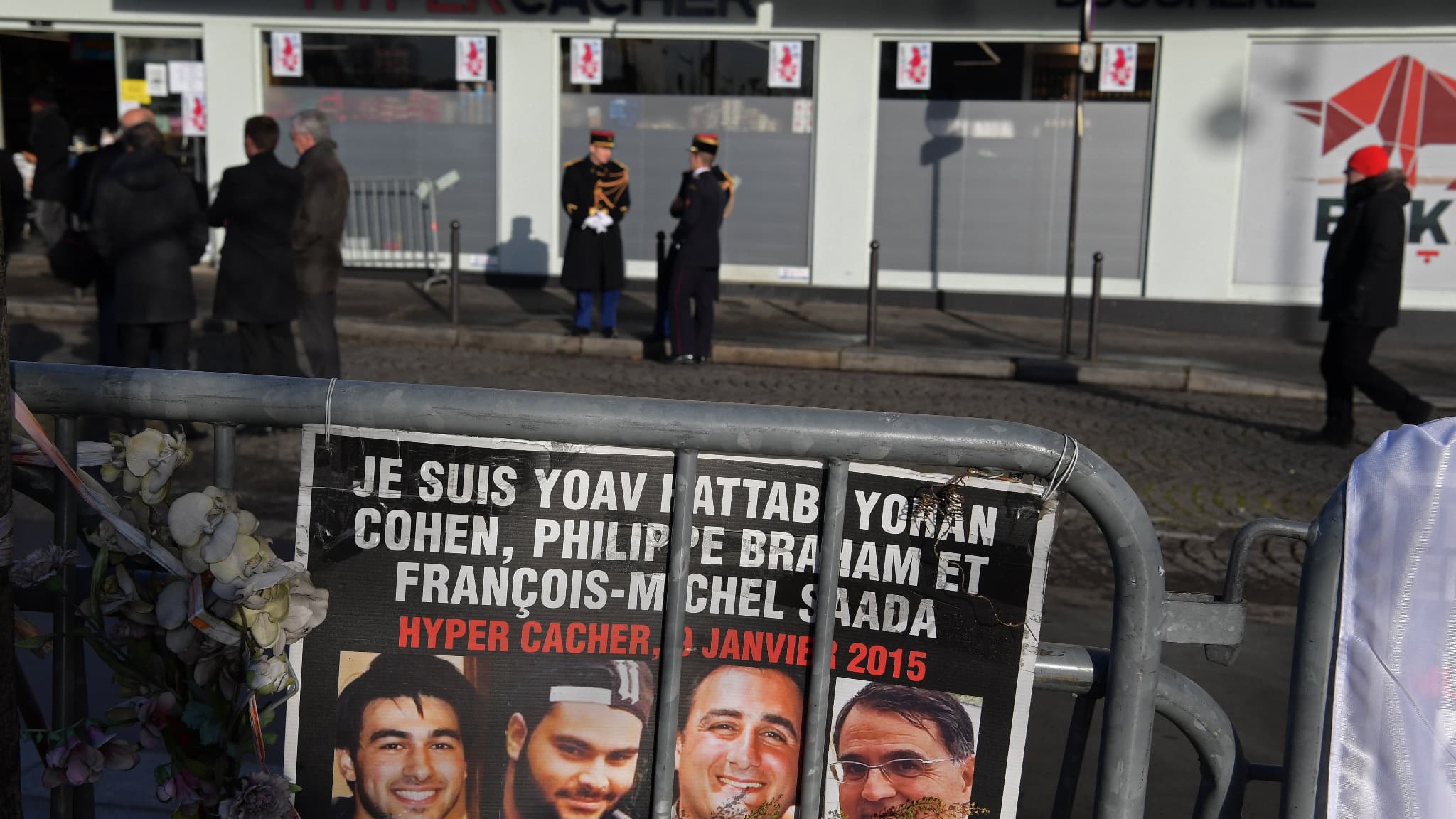 Une affiche avec le portrait des victimes de l'Hyper Cacher devant le supermarché à Vincennes, le 5 janvier 2017.