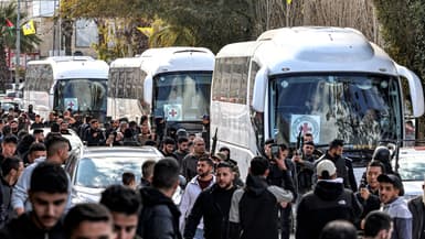 Des détenus palestiniens retenus par Israël rentrent à Gaza après avoir été libérés dans le cadre du cessez-le-feu, à Beitunia, près de Ramallah, le 25 janvier 2025