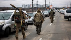 Des soldats ukrainiens dans la ville d'Irpin, près de Kiev, le 13 mars 2022