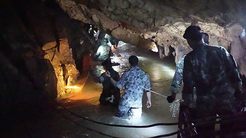 Les sauveteurs parviennent à s'approcher de la zone où sont réfugiés 12 enfants piégés dans une grotte inondée en Thaïlande.