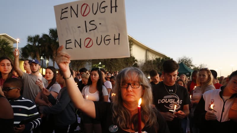 Recueillement quelques jours après la tuerie de Parkland 