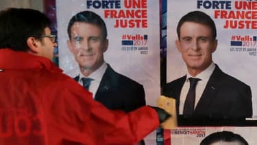 Les supporters des deux hommes placardent des affiches de campagne
