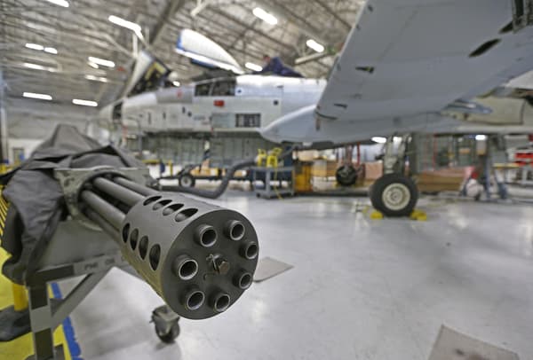 Le canon de l'A-10 capable de tirer 3900 projectiles de 30 mm à la minute.