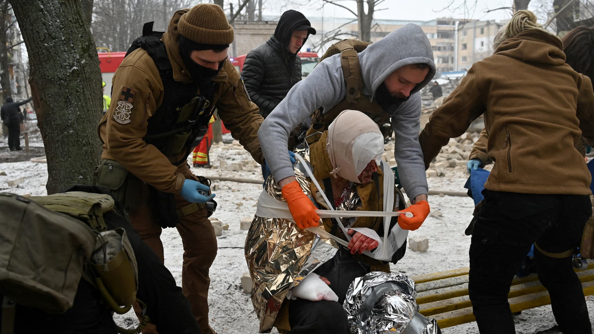 Du personnel médical apporte son aide à un habitant blessé par une attaque de missiles à Kharkiv, le 23 janvier 2024.