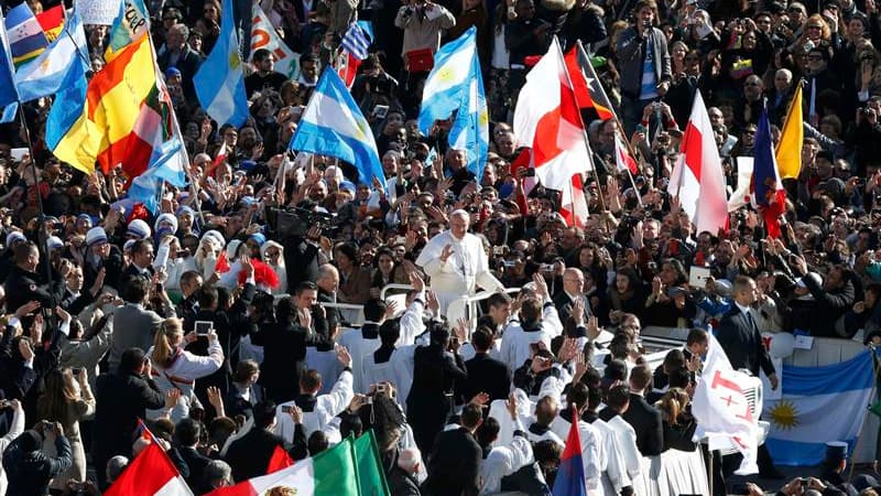 Plusieurs centaines de milliers de fidèles assistent à la messe.