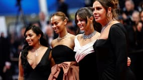 (GàD) L'actrice mexicaine Adriana Paz, les actrices américaines Zoe Saldana et Selena Gomez et l'actrice espagnole Karla Sofia Gascon posent après la projection du film  "Emilia Perez" du Français Jacques Audiard, le 18 mai 2024 à Cannes  
