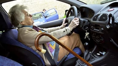 Une femme âgée au volant d'une voiture dans le Calvados (Photo d'illustration).