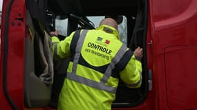 Un agent de la Direction départementale de la protection des populations (DDPP) inspecte un camion transportant du bétail à Noyal-Châtillon-sur-Seiche (Ille-et-Vilaine) dans le cadre des mesures visant à prévenir la propagation de la dermatose nodulaire contagieuse, le 16 décembre 2025. 
