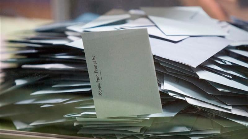 La droite, le Front national et le Parti communiste voient dans l'élimination au premier tour de la candidate socialiste lors d'une élection législative partielle un désaveu de la politique gouvernementale. Sylvie Houssin est arrivée troisième dimanche da