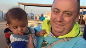 L'humanitaire britannique Alan Henning, ici portant un enfant syrien réfugié dans ses bras, a été exécuté par Daesh.