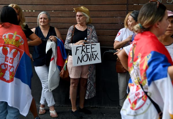 "Libérez Novax", lance la pancarte de cette femme