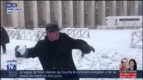 Au Vatican, des curés se jettent des boules de neige