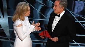 Warren Beatty et Faye Dunaway avant l'annonce erronée du meilleur film aux Oscars 2017.
