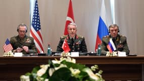 Les trois chefs d'état-major, le Turc Hulusi Akar (C), l'Américain Joseph Dunford (G) et le Russe Valery Gerasimov le 7 mars 2017 à Antalya (sud de la Turquie)