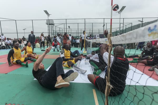 Le prince Harry a participé samedi au Nigeria à un match de volley-ball assis avec des vétérans de l'armée