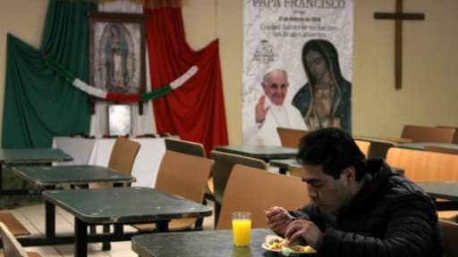 Le Mexicain Roberto Beristain, arrivé aux Etats-Unis il y a vingt ans, prend un repas dans la Maison du migrant à Ciudad Juarez, au nord du Mexique, le 5 avril 2017, après avoir été expulsé