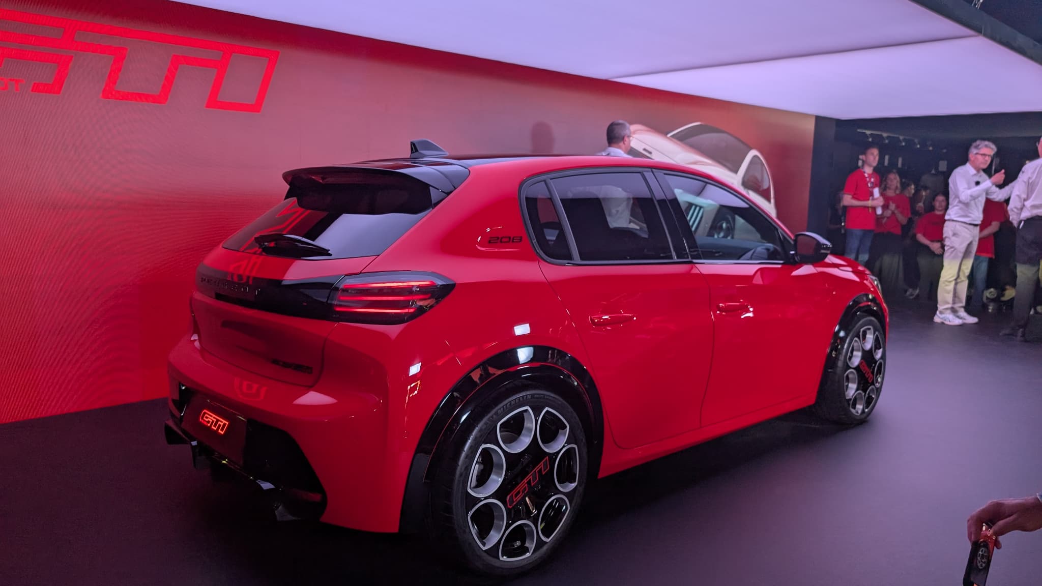 18-inch rims, a diffuser and a spoiler reinforce the sporty DNA of this 208 GTi.