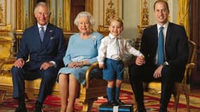 La famille royale a dévoilé une nouvelle photo officielle qui servira à créer le premier timbre à l'effigie du prince George.