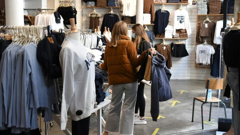 Des clientes dans un magasin de vêtements (photo d'illustration).