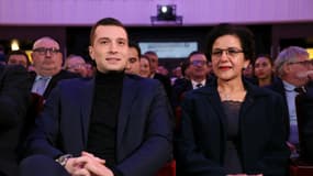 Le président du Rassemblement national (RN) et tête de liste du RN aux élections européennes, Jordan Bardella (à gauche), s'entretient avec Malika Sorel-Sutter (à droite), deuxième sur la liste du RN aux élections européennes, lors des États généraux de l'immigration organisés par le RN dans le cadre de la campagne pour les élections européennes à Paris, le 26 mars 2024