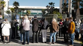 File d'attente devant un centre de vaccination anti-Covid-19, samedi 13 mars à Nice 

