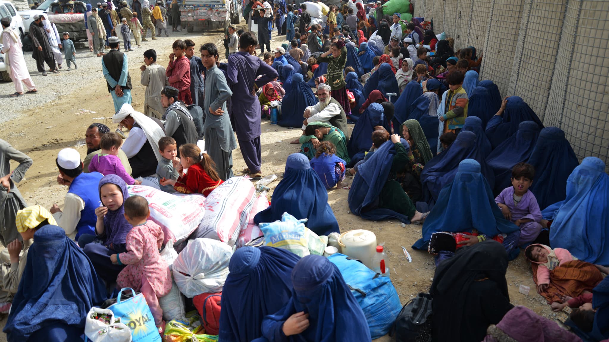 Sur cette photo prise le 1er novembre 2023, des réfugiés afghans attendent près d'un centre d'enregistrement à leur arrivée du Pakistan, à la frontière afghano-pakistanaise dans le district de Spin Boldak de la province de Kandahar. Plus de 165 000 Afghans ont fui le Pakistan depuis que le gouvernement pakistanais a ordonné à 1,7 million de personnes de quitter le pays sous peine d'être arrêtées et expulsées, ont indiqué des responsables le 2 novembre.