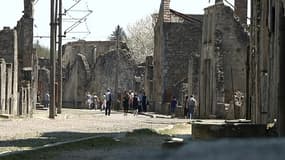 Des visiteurs arpentent les ruines d'Oradour-sur-Glane, en Haute-Vienne, mercredi.