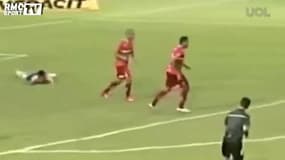 L’incroyable agression d’un joueur brésilien sur un arbitre