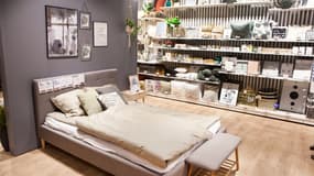 Des lits, de la déco, du bois clair... Le style Jysk rappelle celui de son concurrent Ikea. 