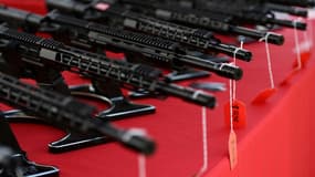 Des fusils AR-15 en vente lors d'un "gun show" à Costa Mesa, en Californie, le 5 juin 2021