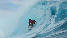 Johanne Defay, le lundi 5 août 2024 à Tahiti, lors des épreuves de surf des Jeux olympiques