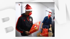 Des joueurs ont distribué les cadeaux aux enfants malades.