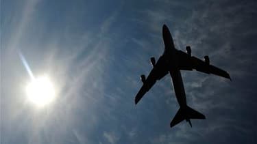 En raison du nuage de cendres volcaniques venu d'Islande, les aéroports français situés au nord d'un axe Bordeaux-Nice sont fermés jusqu'à mardi, à l'exception de celui de Nantes. Au sud de la ligne Bordeaux-Nice, les aéroports français restent ouverts lu