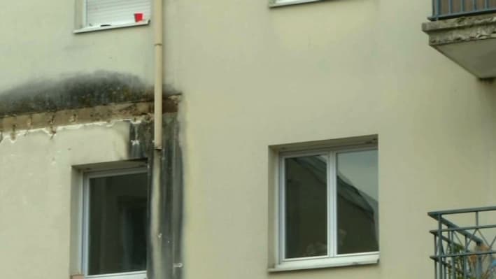 Façade d'un immeuble après l'effondrement d'un balcon à Angers le 15 octobre 2016.