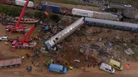 Cette photo aérienne prise par un drone le 1er mars 2023 montre des équipes de secours examinant l'épave après un accident de train dans la vallée de Tempi, près de Larissa, en Grèce.