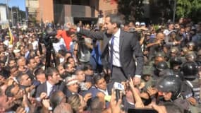 Au Venezuela, Juan Guaido a dû rentrer de force au Parlement pour pouvoir prêter serment