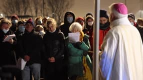 L'évêque d'Arras célèbre une messe de Noël au côté des migrants de Calais