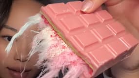 Cette internaute déguste en direct le nouveau chocolat "Angel Hair", fourré à la barbe à papa.