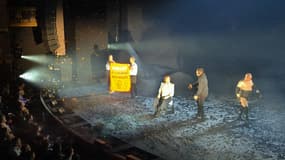 Photo de deux militants du groupe Just Stop Oil sur la scène du Theatre Royal à Londres, lors d'une pièce avec Sigourney Weaver le 27 janvier 2025.