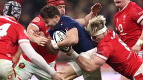 Le capitaine du XV de France Antoine Dupont encerclé par des joueurs gallois lors de l'ouverture du Tournoi des 6 nations, 31 janvier 2025