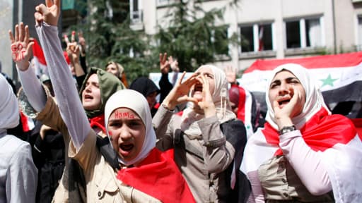 Signe que l'opposition ne faiblit pas, des dizaines de milliers de personnes ont manifesté, selon des sources militantes.
