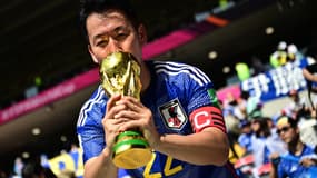 Un supporter japonais avec une réplique de la Coupe du monde