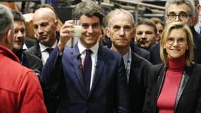 Le Premier ministre français Gabriel Attal tient un verre de lait près de la ministre déléguée à l'Agriculture et à la Souveraineté alimentaire Agnès Pannier-Runacher lors de leur visite au Salon international de l'agriculture à Paris, le 27 février 2024.